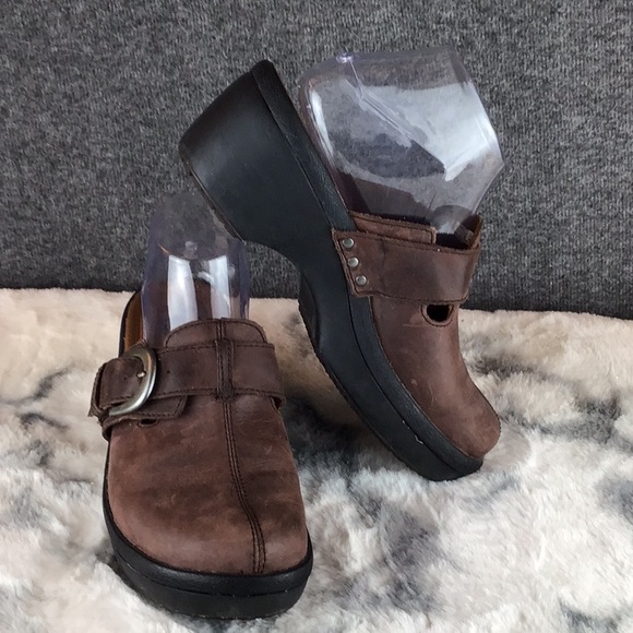 CROCS Shoes - CROCS Brown Leather Clogs Mules with Buckle Sz 8